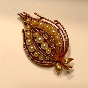 VINTAGE LISNER Rosebud pearl brooch